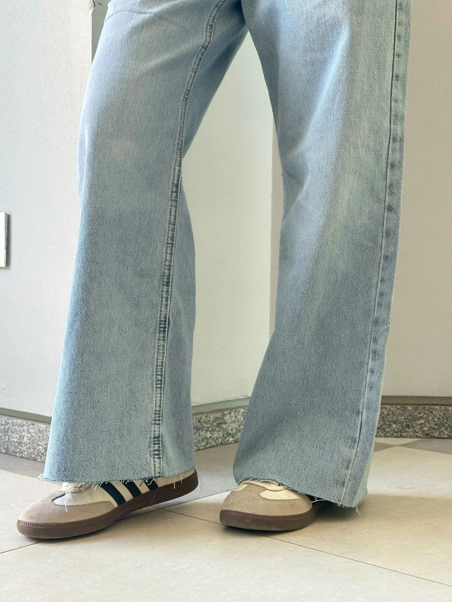 Wide Leg - Light Acid Blue Ankel Raw Hems Jeans.